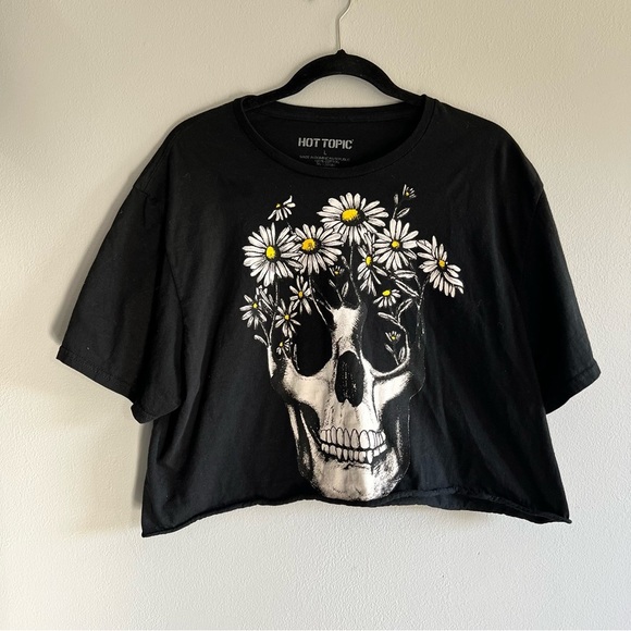 Hot Topic Tops - Hot Topic Black Daisy Skull Cotton Rolled Hem Short Sleeve Crop Top Large